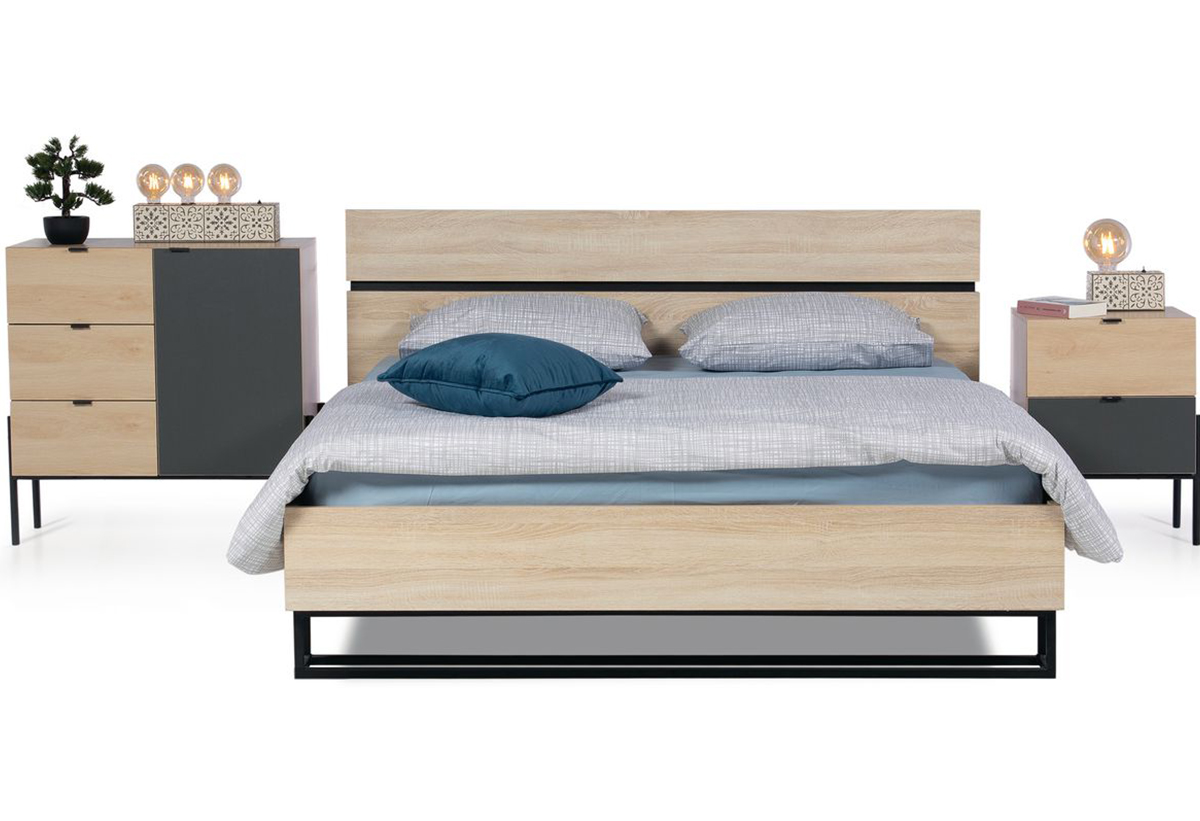 Απεικονίζει Κρεβάτι Διπλό Romantic Alfa Wood σε δρυς απόχρωση, το οποίο είναι τοπθετημένο, ανάμεσα σε δύο κομοδίνα 